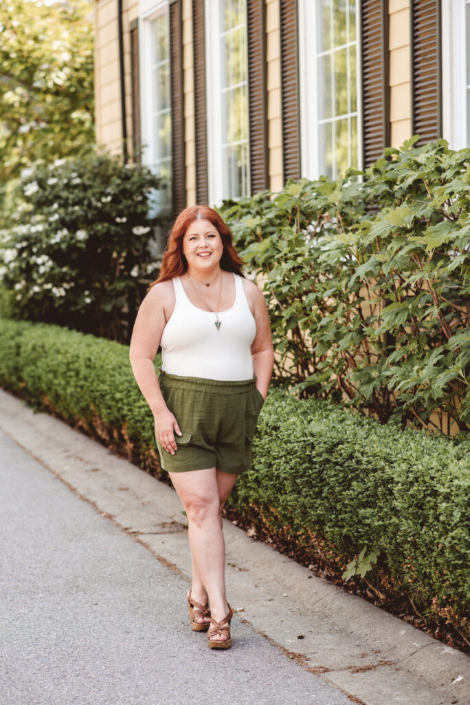 Binge eating therapist standing outdoors in a garden, supporting conversations about perfectionism and binge eating.